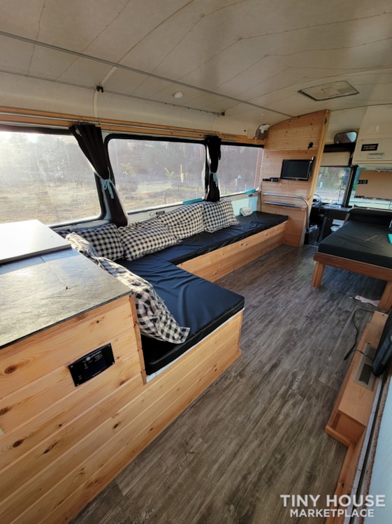 Newly Converted Greyhound Bus! - Image 4 Thumbnail