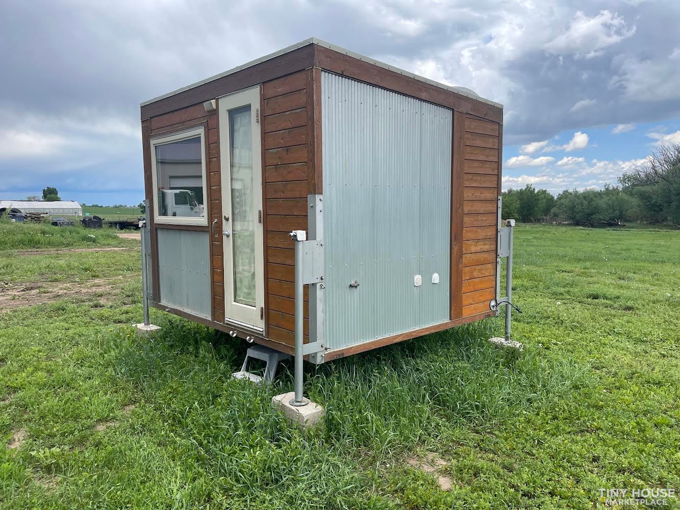Off Grid Tiny Home/Modern Backyard Studio/Truck Camper - Image 2 Thumbnail