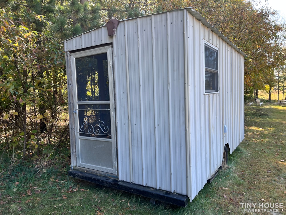 Perfect Tiny House Project! Great Screened-In Porch!