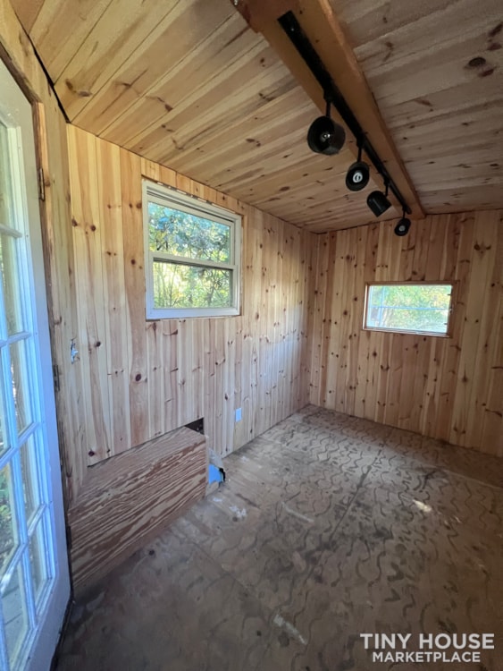 Perfect Tiny House Project! Great Screened-In Porch! - Image 2 Thumbnail