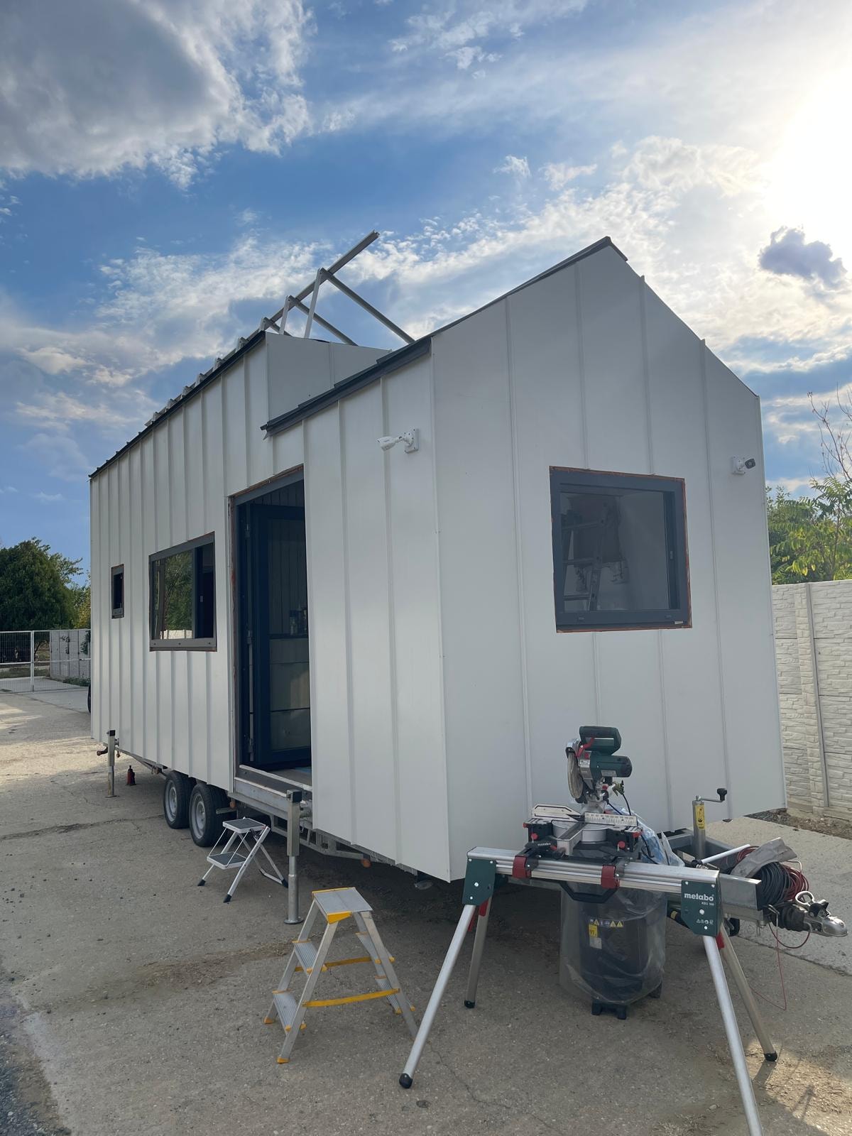 Premium Off-Grid Tiny House on Wheels (8.4m x 2.55m) – Fully Furnished & Road Le - Image 3 Thumbnail
