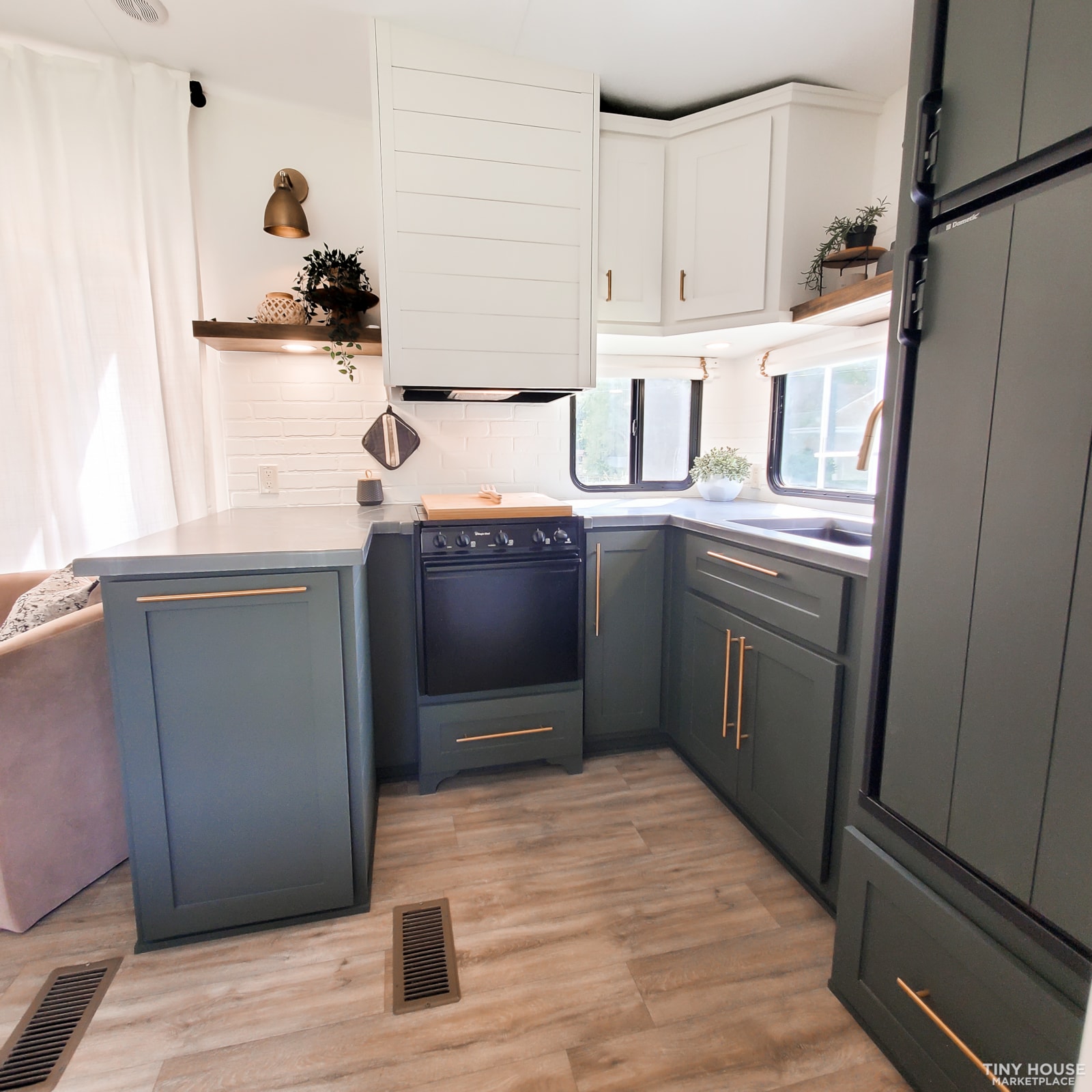 Professionally Renovated Luxury Home on Wheels - Image 3 Thumbnail