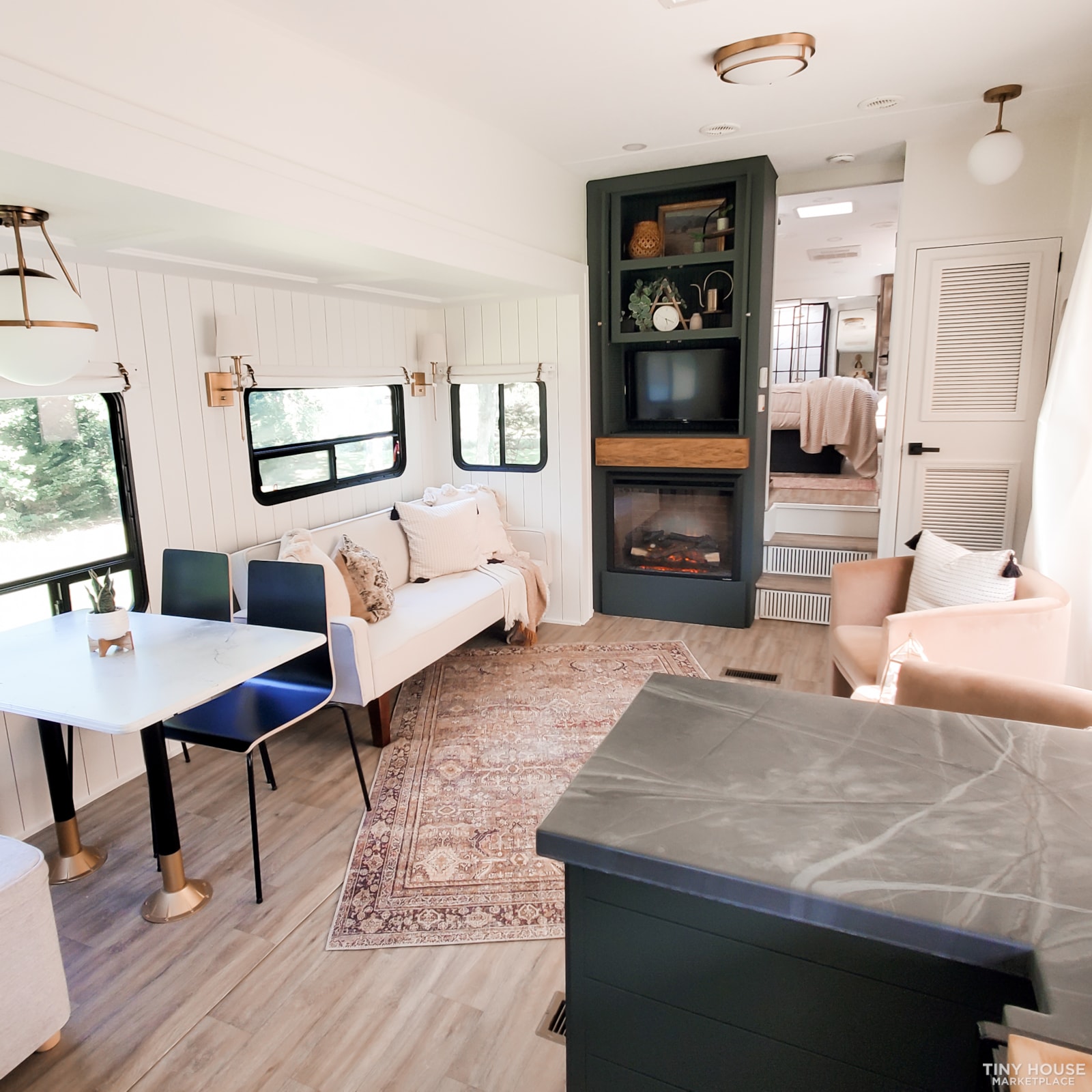 Professionally Renovated Luxury Home on Wheels - Image 4 Thumbnail