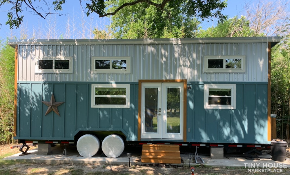 Quaint 28ft x 8ft Tiny House on Wheels
