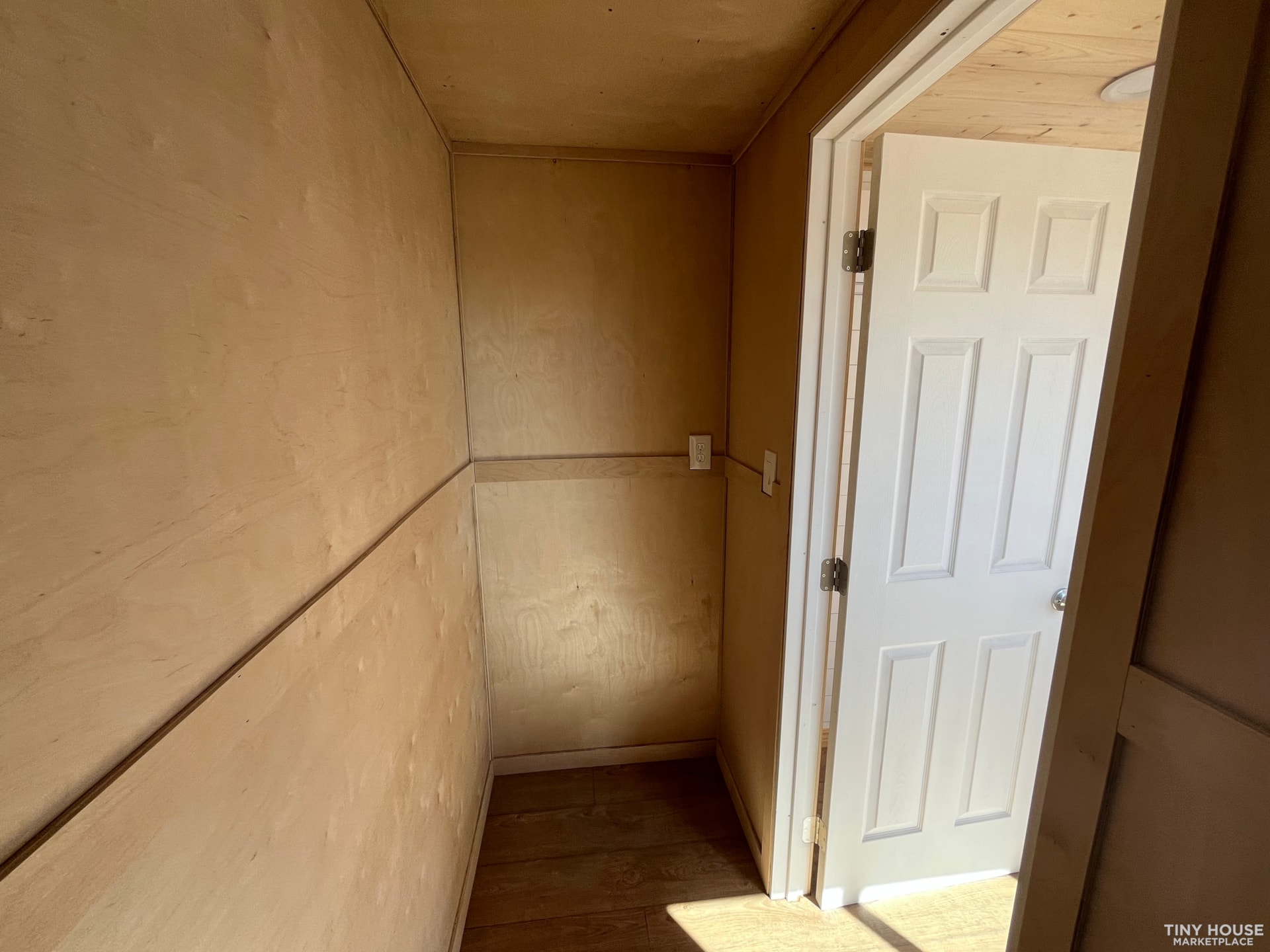 Shipping container office/studio - easily converts to fully functional tiny home - Image 4 Thumbnail