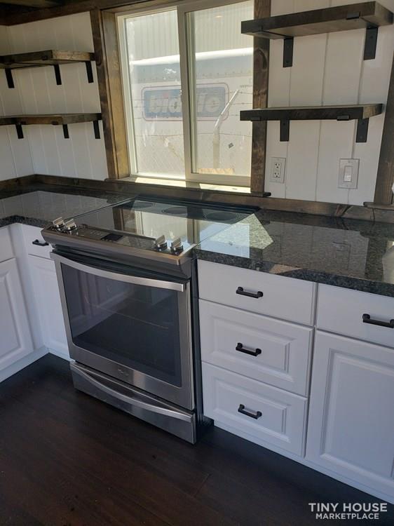 Spacious 2 bedroom tiny house - Image 2 Thumbnail