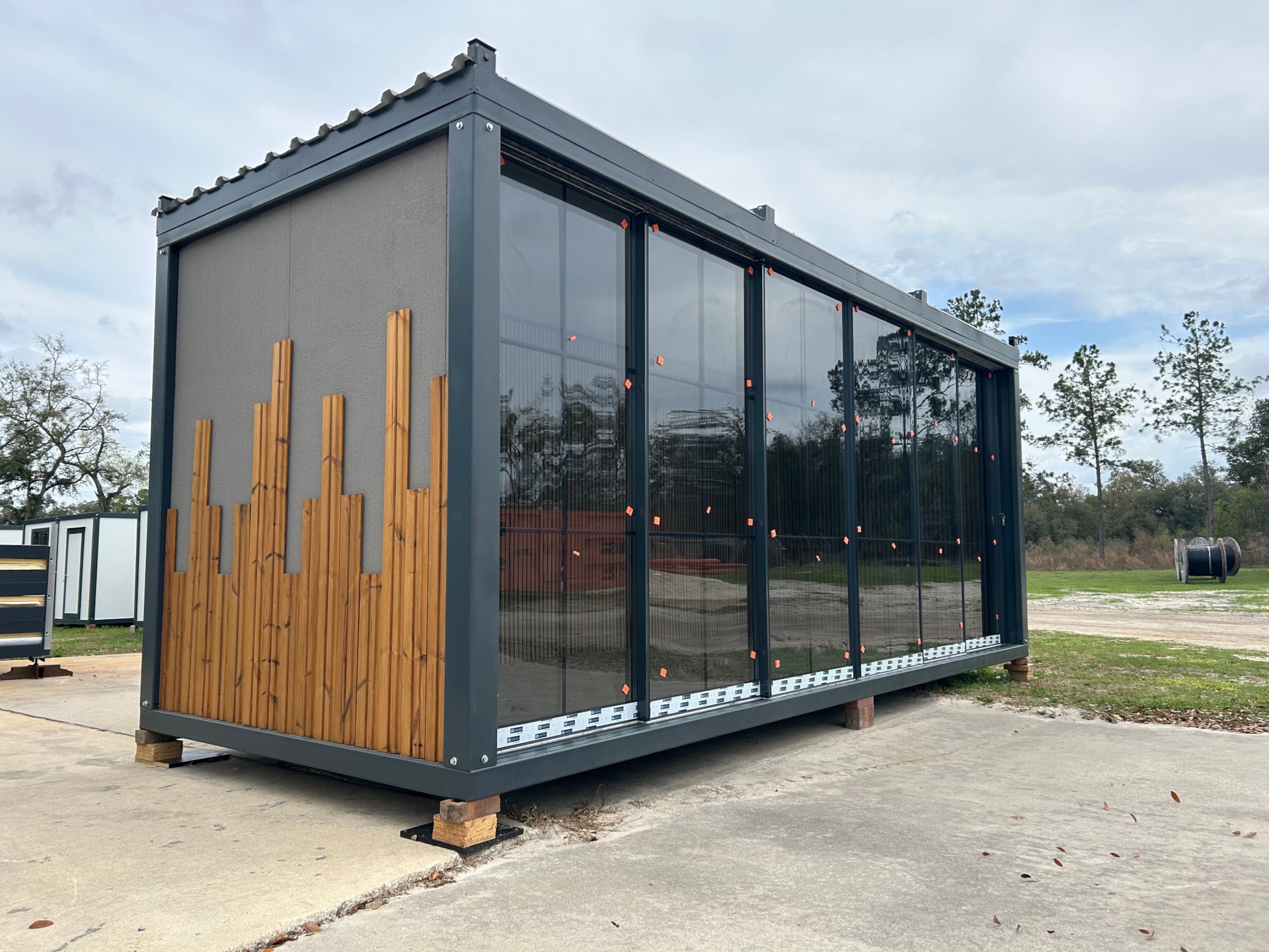 Studio 20x8 Tiny Home/Elegant Backyard Space (Electric & Delivery Included)