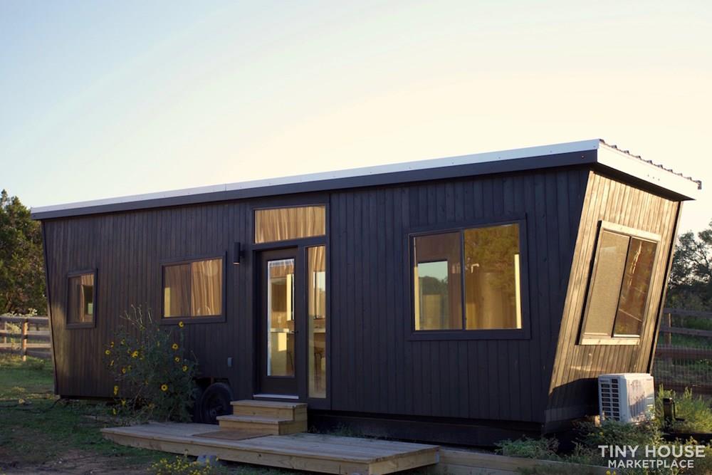 Stunning Modern 32 foot Tiny Home - Image 1 Thumbnail