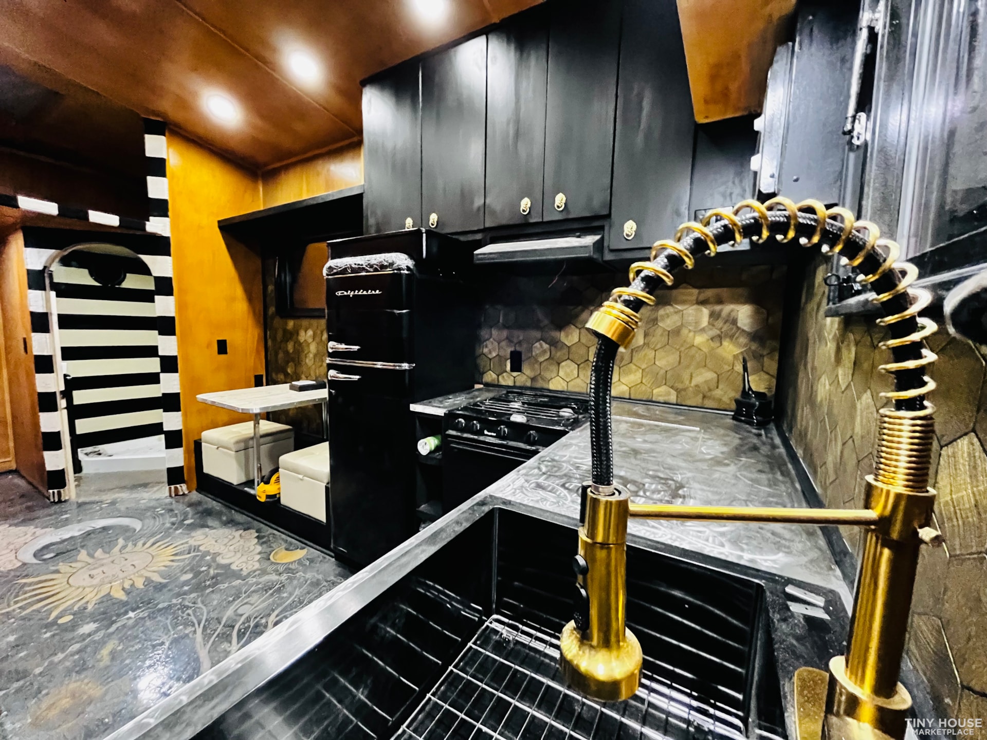 THE FOREST NIGHT, A 18ft GORGEOUS CUSTOM TINY HOUSE W/ UNIQUE FEATURES