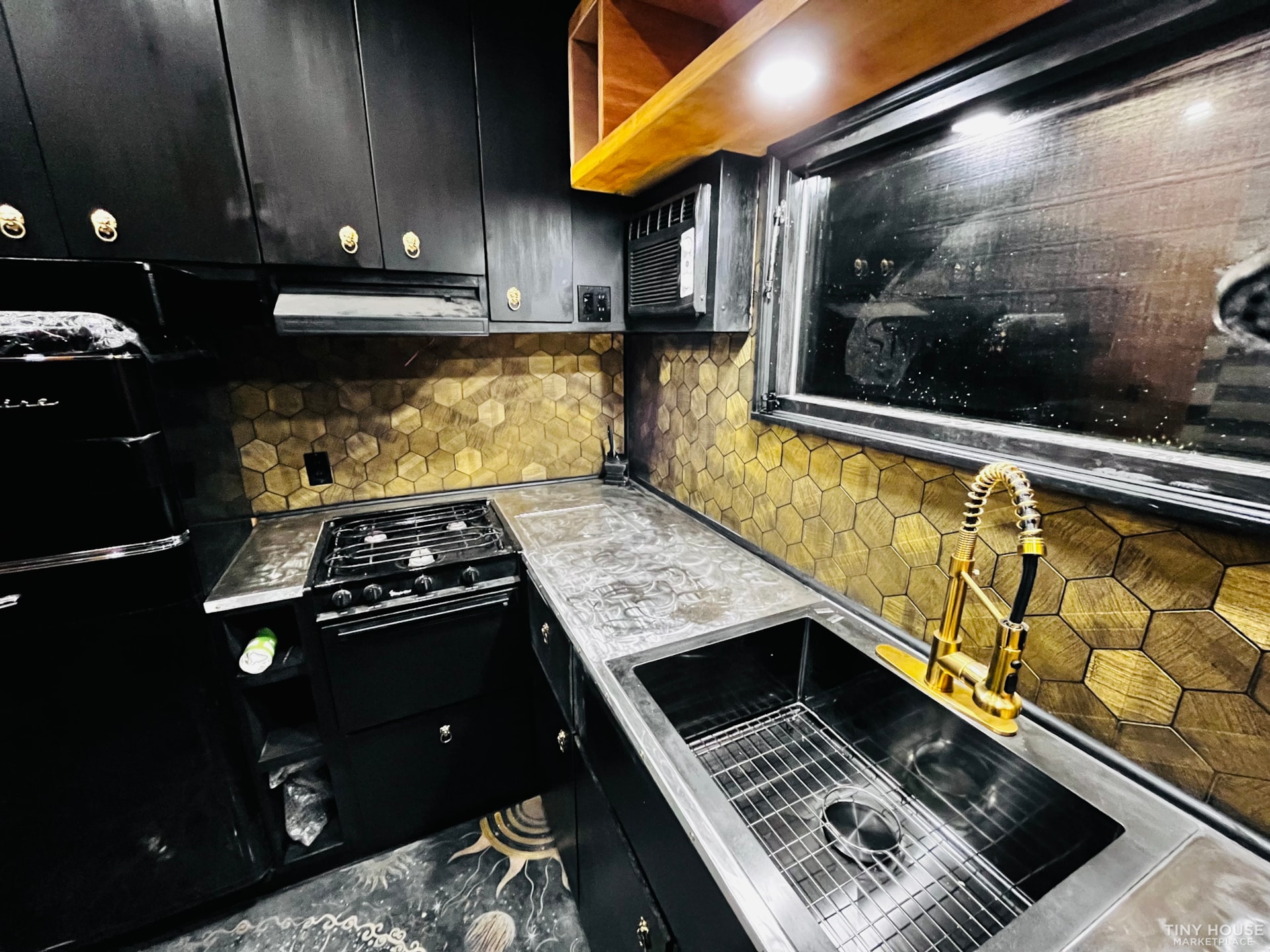 THE FOREST NIGHT, A 18ft GORGEOUS CUSTOM TINY HOUSE W/ UNIQUE FEATURES - Image 4 Thumbnail