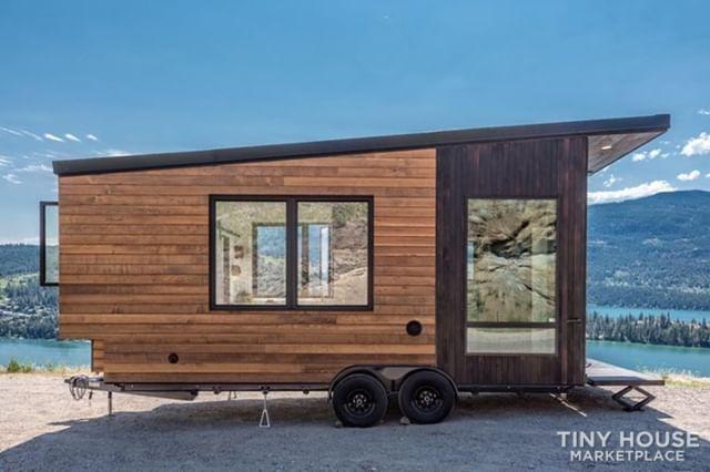 The Wanderer 22' - Main Floor Sleeping Orientation - Light THOW  - Image 1 Thumbnail