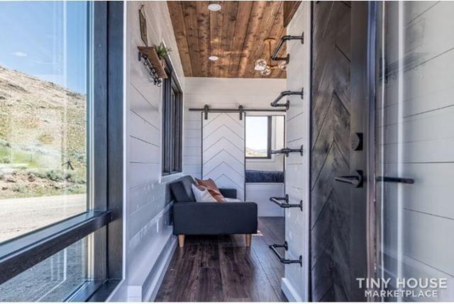 The Wanderer 22' - Main Floor Sleeping Orientation - Light THOW  - Image 2 Thumbnail