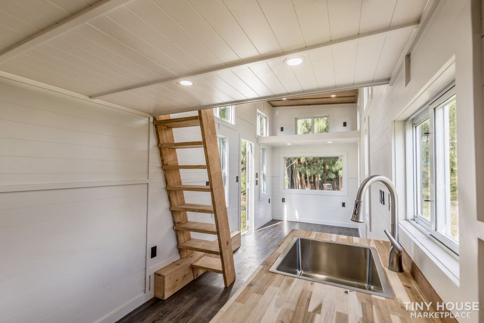 The White House Tiny House :) - Image 3 Thumbnail