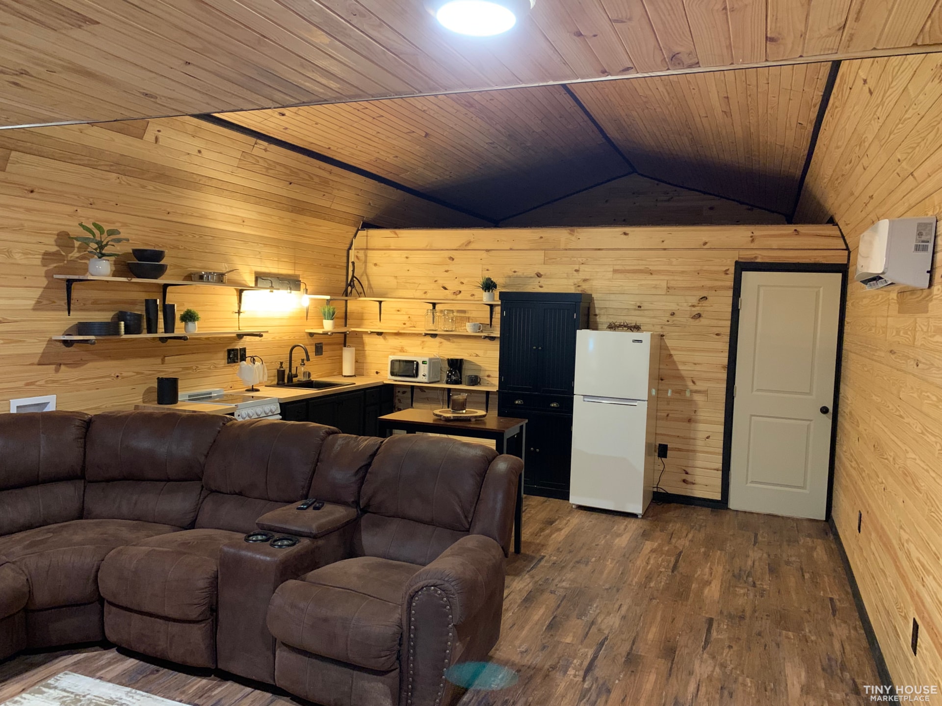 Tiny Cabin - Image 3 Thumbnail