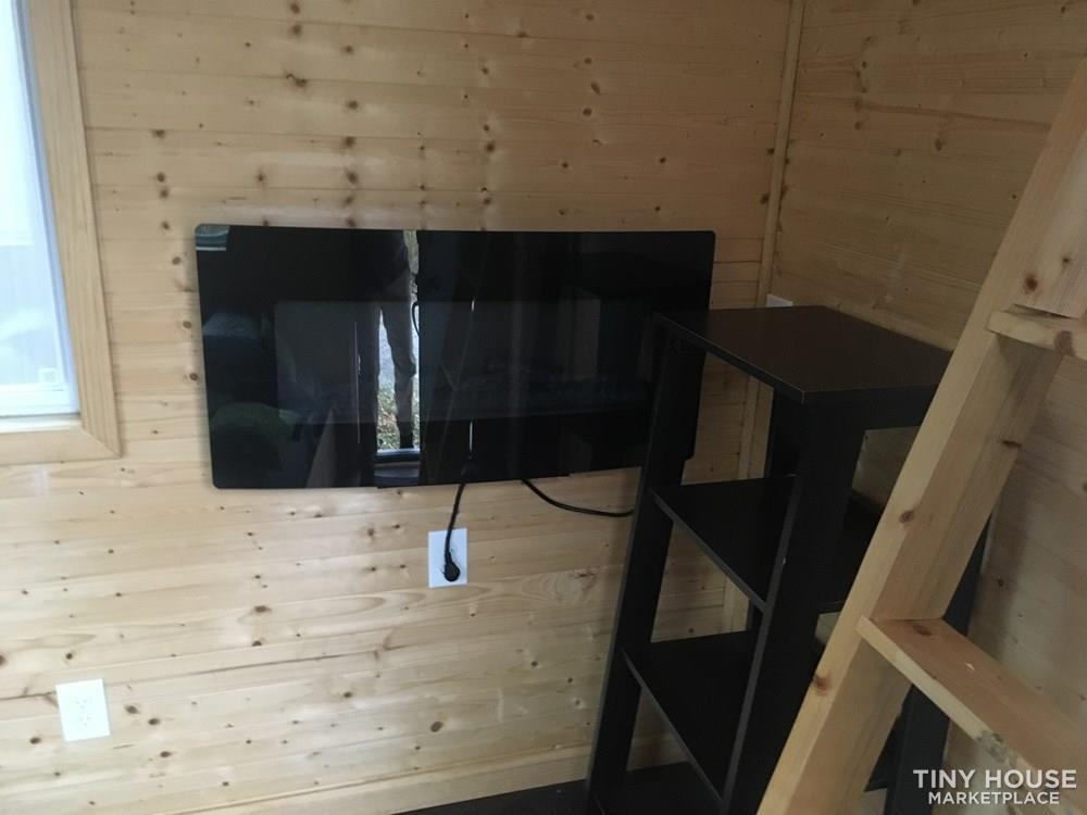 Tiny home 20x8 VERY NICE finished bathroom shower kitchenette pull out bed  - Image 2 Thumbnail