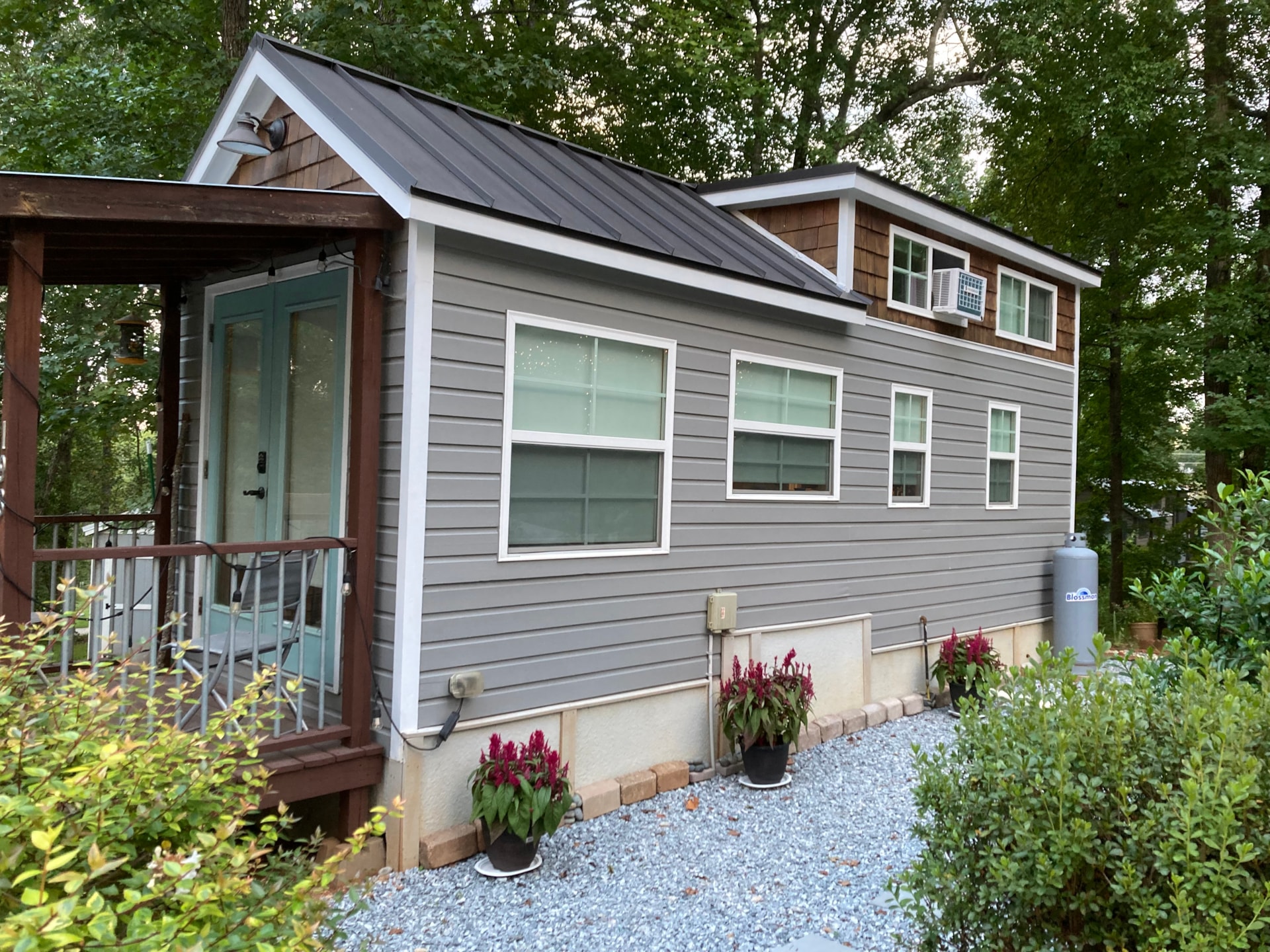 Tiny home on large wooded lot in lake-side community