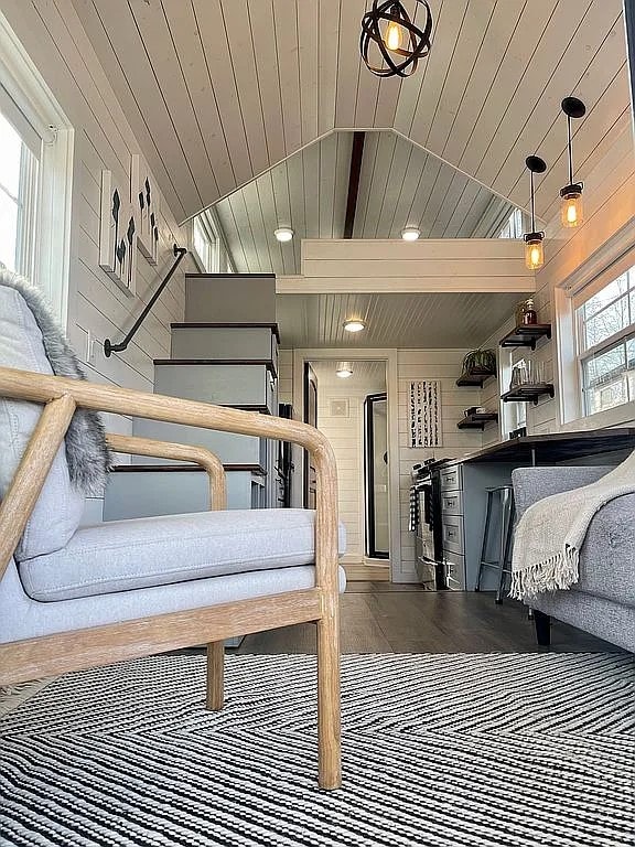 Tiny home on large wooded lot in lake-side community - Image 4 Thumbnail