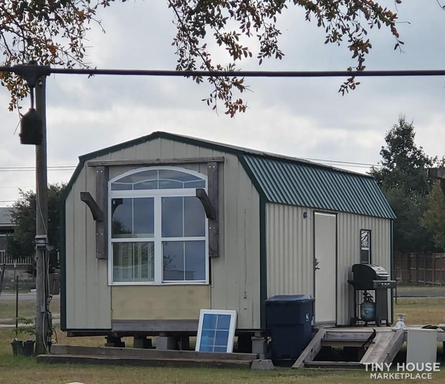 Tiny home with loft - Image 1 Thumbnail