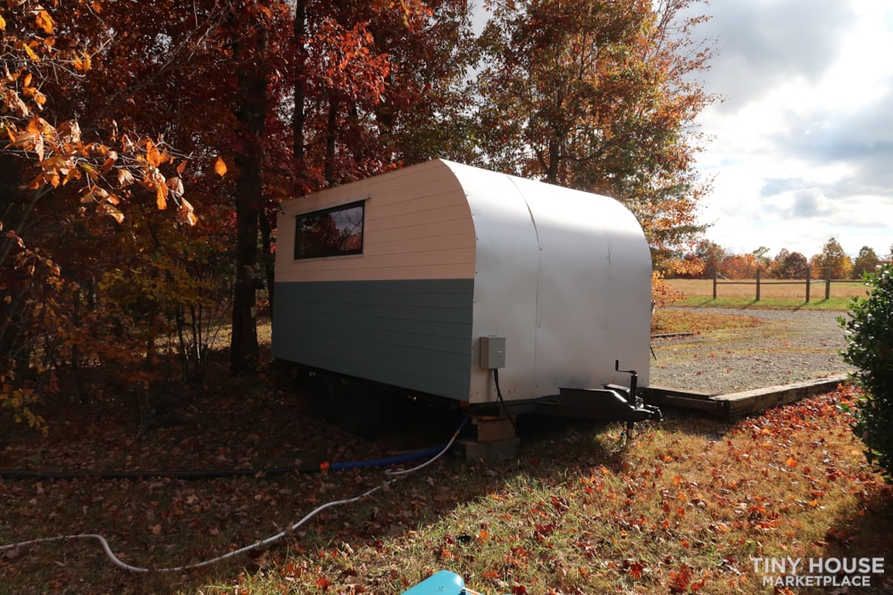 Tiny House Camper with Full bathroom, Kitchenette and Fold out bed