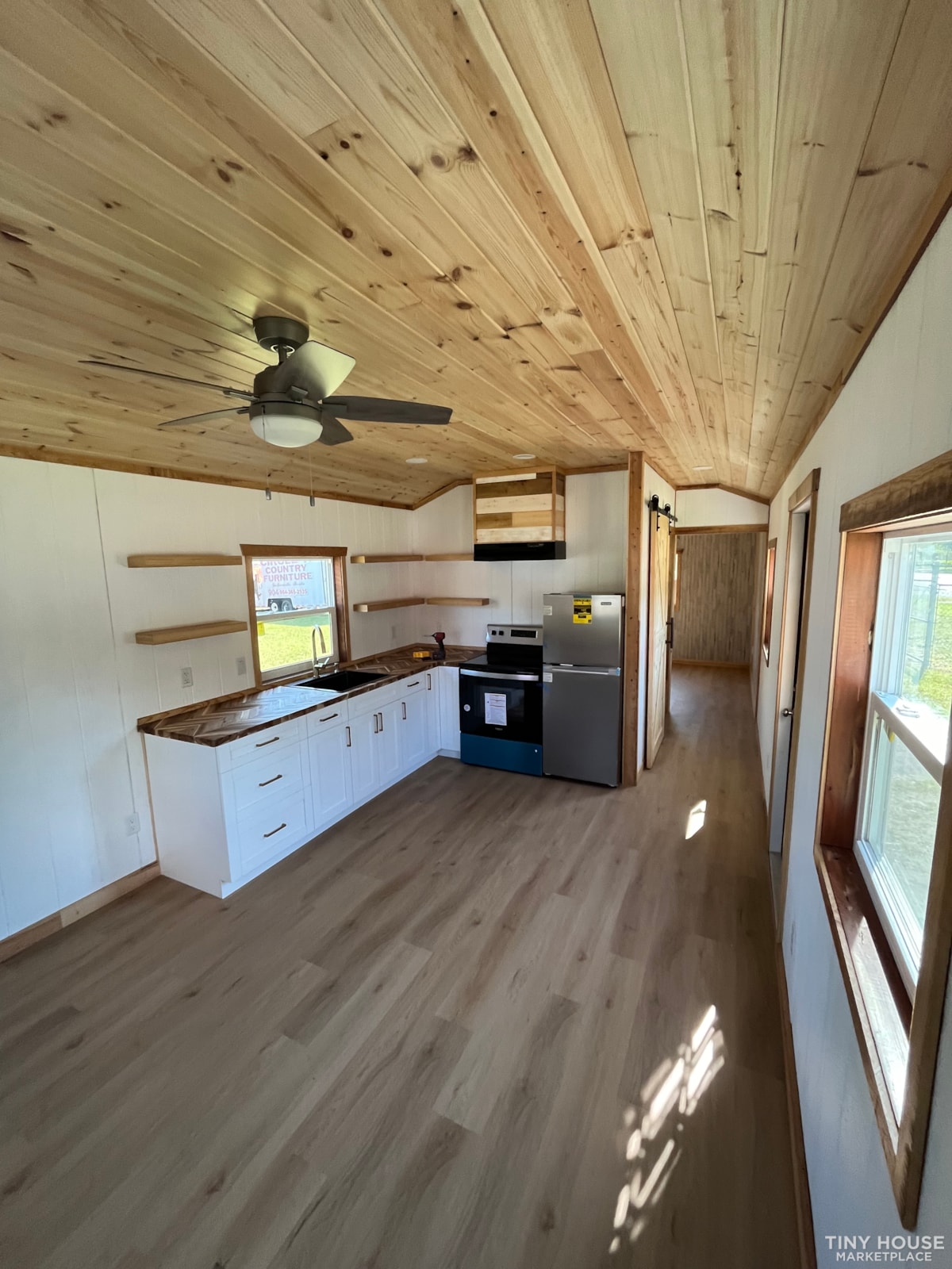  Tiny House for Sale: Embrace Minimalist Living! - Image 4 Thumbnail