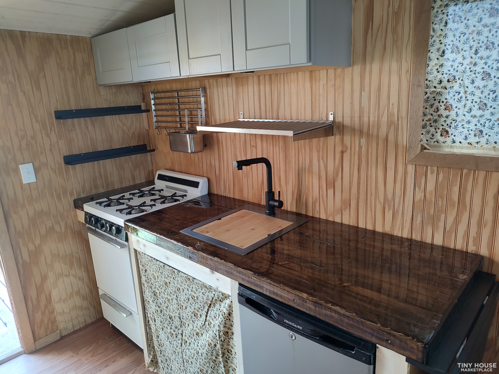 Tiny house on car trailer - Image 3 Thumbnail