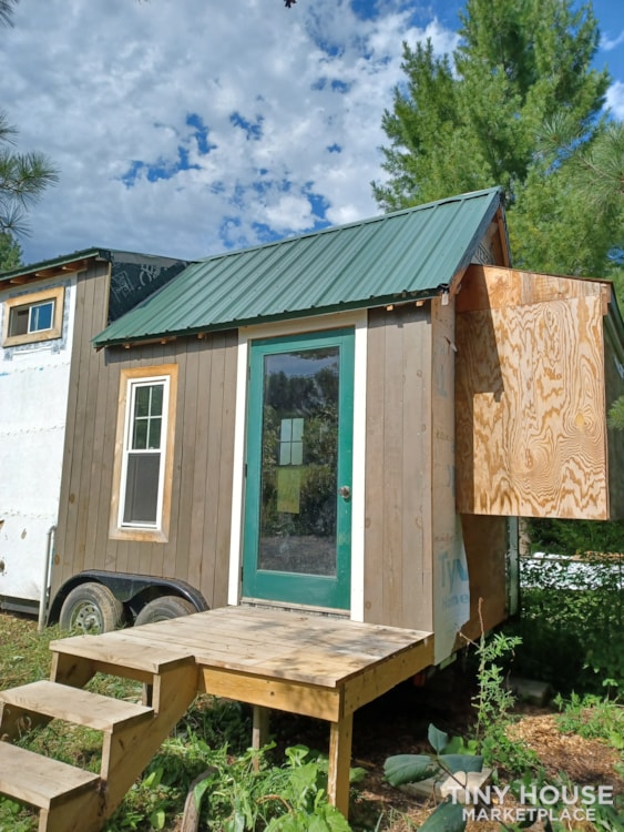 Tiny House- Solar, Kitchen, hardwood counters, ready to live off grid