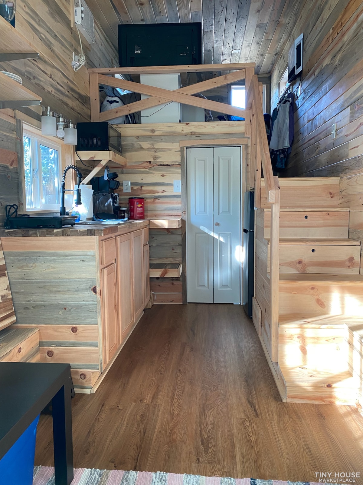 Tiny house w/loft furnished