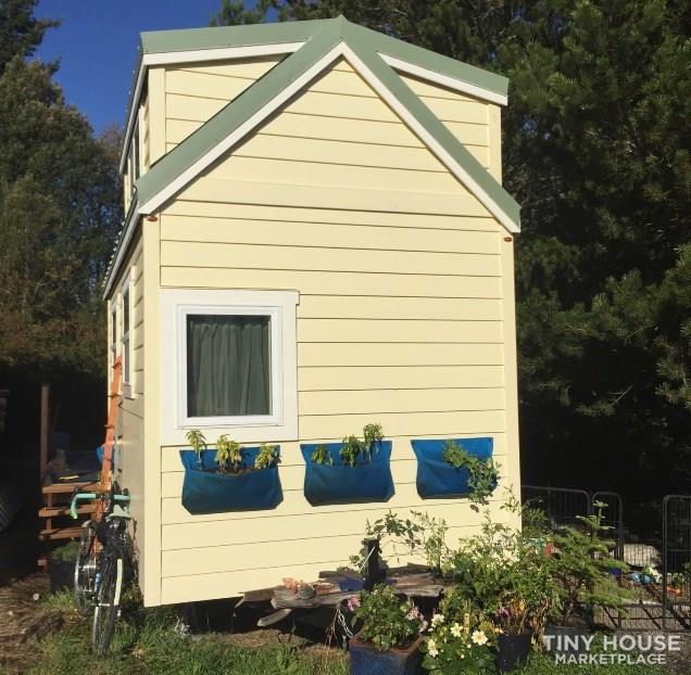 Tiny yellow house on wheels - Image 2 Thumbnail