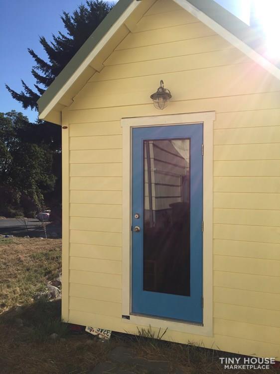 Tiny yellow house on wheels - Image 1 Thumbnail