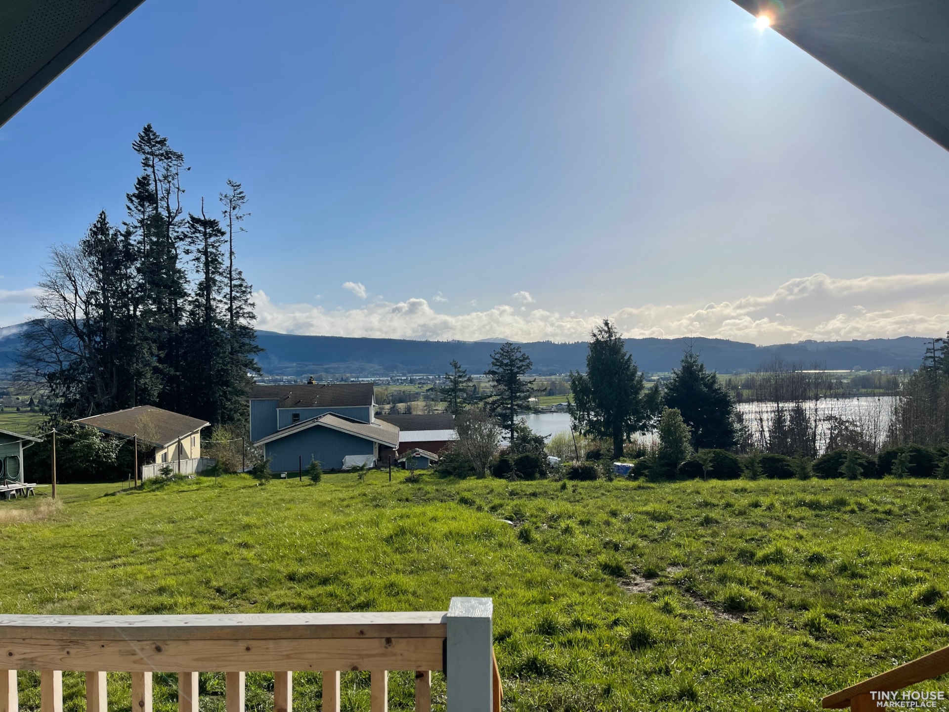 SOLD! Turn-key Park Model located in tiny home park over Columbia River! - Image 2 Thumbnail