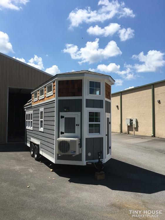 REDUCED! Unbelievable price on this 20’ Craftsman Style Tinyhouse 